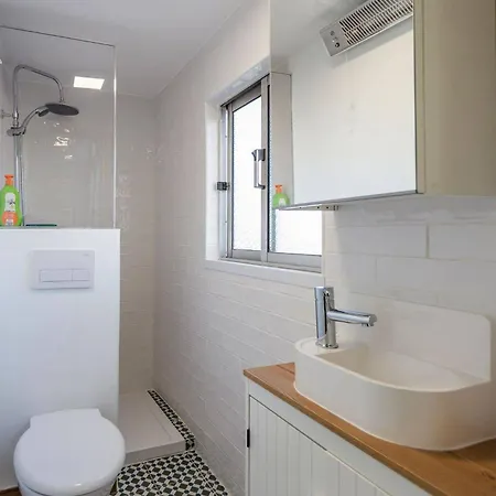 Charming Flat With 2 Bedrooms On Lisbon's 7th Hill Апартаменти *