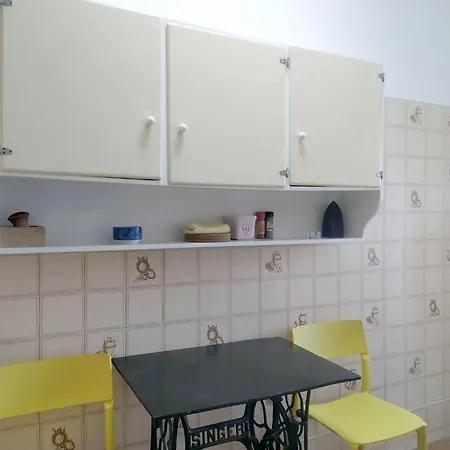 Charming Flat With 2 Bedrooms On Lisbon's 7th Hill Апартаменти *