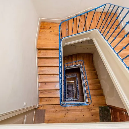 Charming Flat With 2 Bedrooms On Lisbon's 7th Hill *