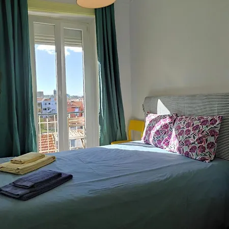 Charming Flat With 2 Bedrooms On Lisbon's 7th Hill Апартаменти *