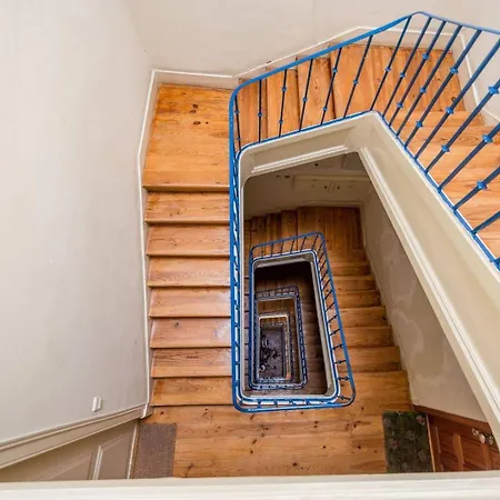 Charming Flat With 2 Bedrooms On Lisbon's 7th Hill Лісабон