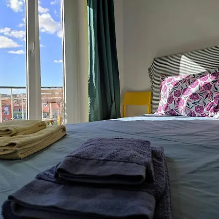 Charming Flat With 2 Bedrooms On Lisbon's 7th Hill Апартаменти Лісабон