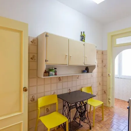 Charming Flat With 2 Bedrooms On Lisbon's 7th Hill Lisboa