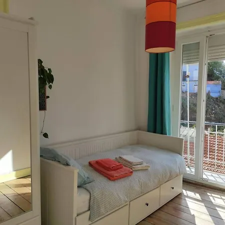 Charming Flat With 2 Bedrooms On Lisbon's 7th Hill Lissabon