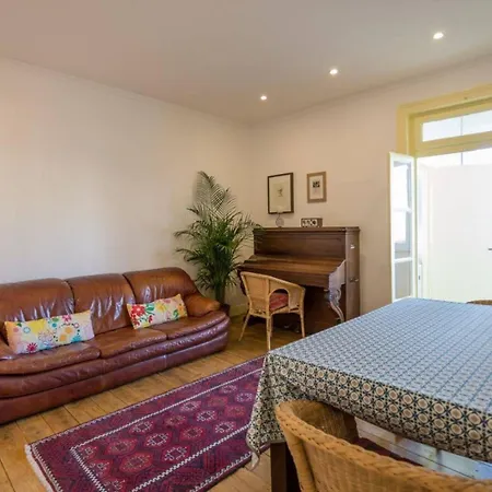Charming Flat With 2 Bedrooms On Lisbon's 7th Hill Lissabon