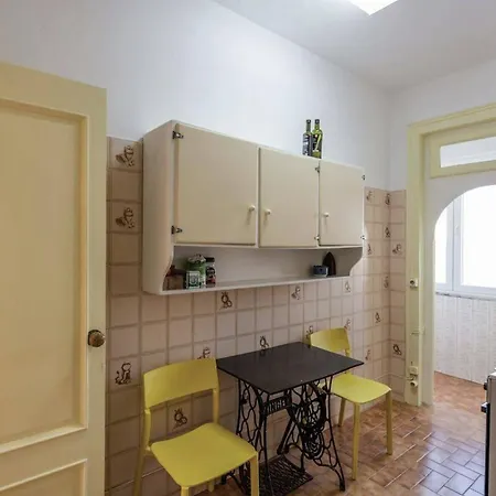 Апартаменты Charming Flat With 2 Bedrooms On Lisbon's 7th Hill Лиссабон